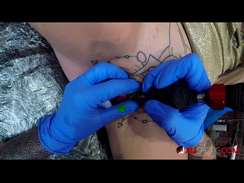❤️ La bomba Sully Savage, molt tatuada, es va tatuar al clítoris ❤ Sexe de qualitat al porno ca.hentai-menu.ru ❌❤